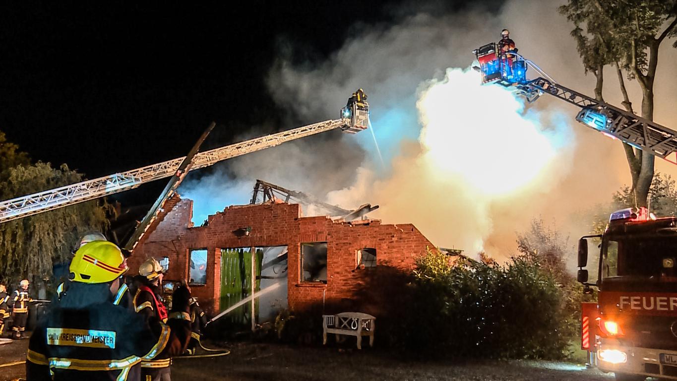 Feuer vernichtet 150 Jahre altes Reetdachhaus