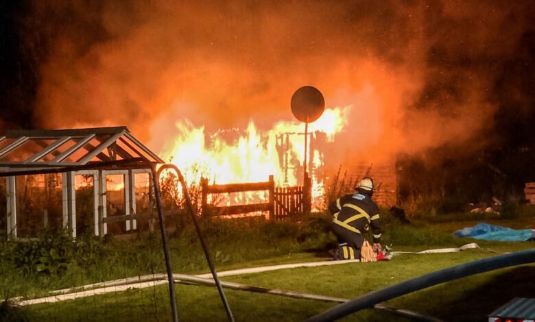 Feuer im Harburger Kleingartenverein vernichtet Laube
