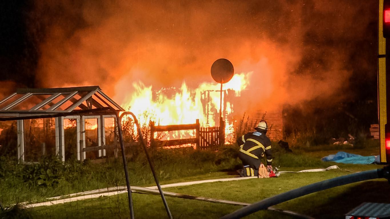 Feuer im Harburger Kleingartenverein vernichtet Laube