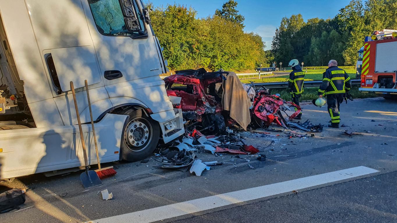 Tödlicher Auffahrunfall am Stauende auf A261 bei Buchholz
