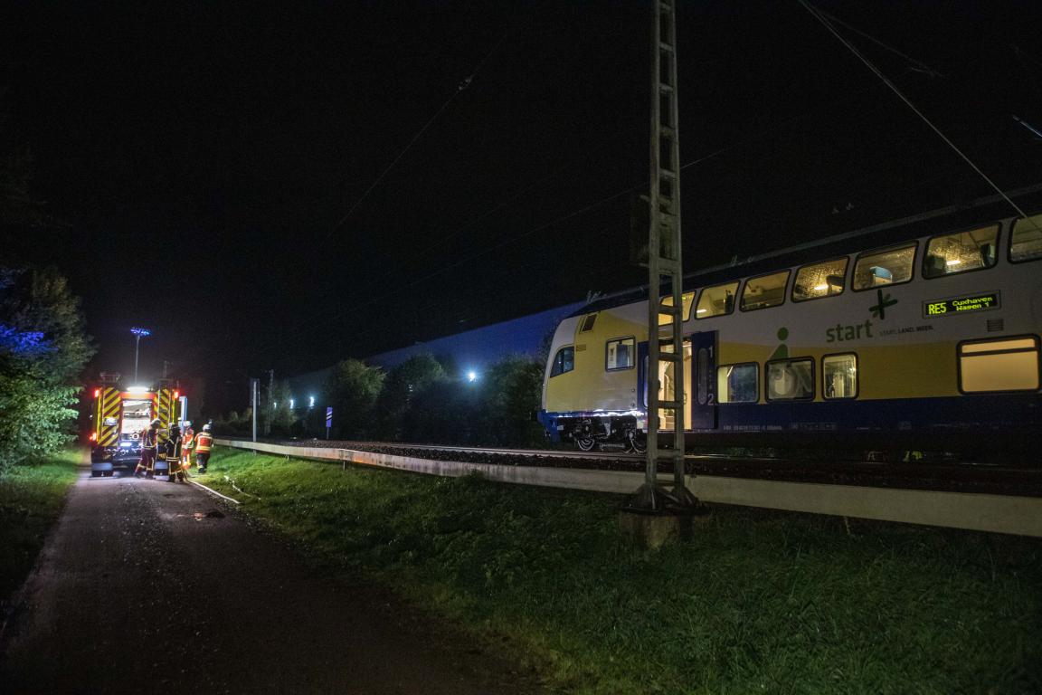 Zug erfasst zwei Personen beim Überqueren der Gleise