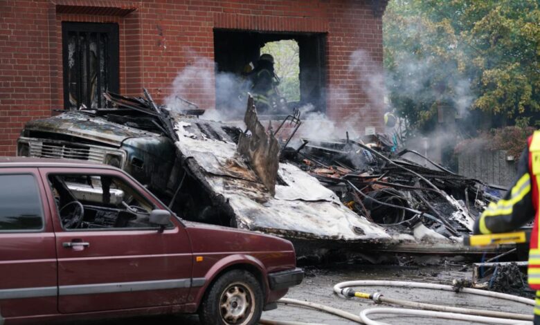 Großfeuer in Rosengarten: Wohnmobil setzt PKW und Wohnhaus in Brand 11 Großfeuer in Rosengarten: Wohnmobil setzt PKW und Wohnhaus in Brand
