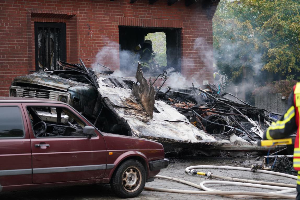 Großfeuer in Rosengarten: Wohnmobil setzt PKW und Wohnhaus in Brand