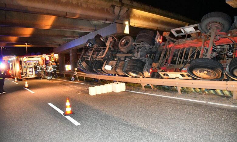 Direkt unter der A7: LKW kippt von der Fahrbahn