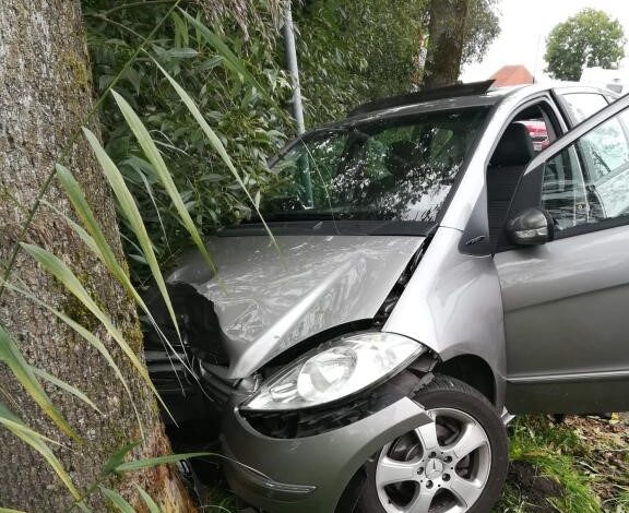 80-jährige Autofahrerin bei Unfall im Alten Land verletzt 5 80-jährige Autofahrerin bei Unfall im Alten Land verletzt