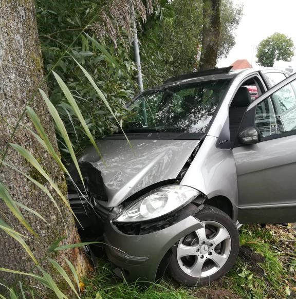 80-jährige Autofahrerin bei Unfall im Alten Land verletzt