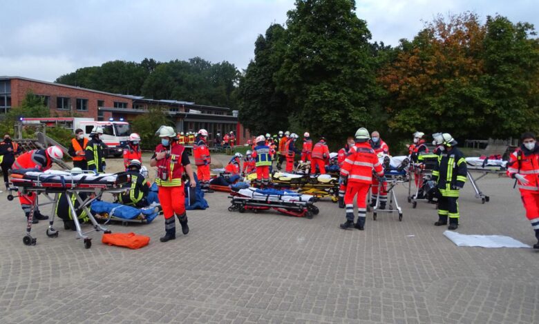 Übung: Chemieunfall sorgt für Großalarm an Schule 6 Übung: Chemieunfall sorgt für Großalarm an Schule