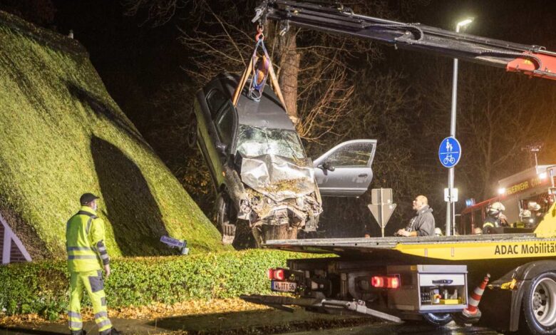 Autofahrer kommt von der Straße ab und landet im Fachwerkhaus 12 Autofahrer kommt von der Straße ab und landet im Fachwerkhaus