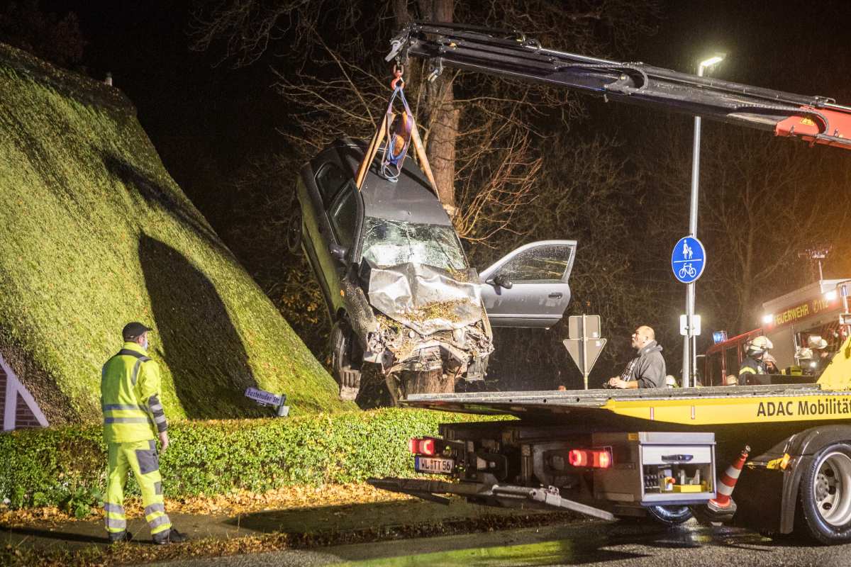 Autofahrer kommt von der Straße ab und landet im Fachwerkhaus