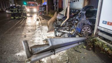 Nach Unfall mit BMW rettet sich Pärchen unverletzt aus den Gleisen