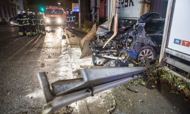 Nach Unfall mit BMW rettet sich Pärchen unverletzt aus den Gleisen