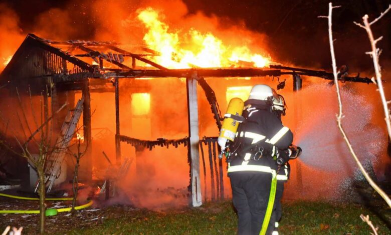 Feuer zerstört Kleingartenlaube in Hausbruch
