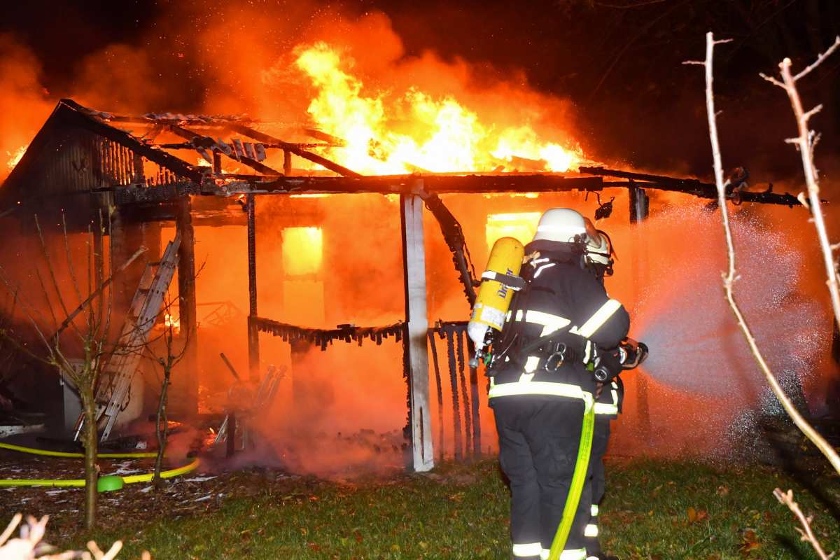 Feuer zerstört Kleingartenlaube in Hausbruch 1 Feuer zerstört Kleingartenlaube in Hausbruch