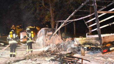 LKW brennt auf Parkplatz vollständig aus