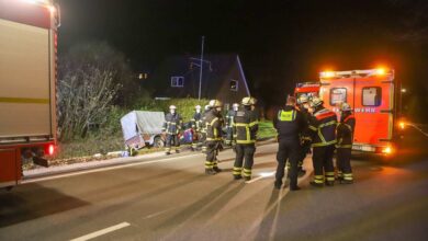 Auto rutscht in Wassergraben