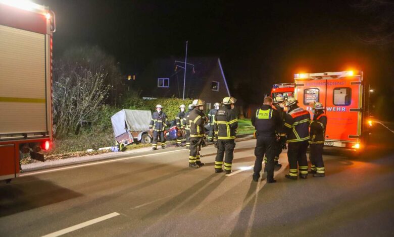 Auto rutscht in Wassergraben