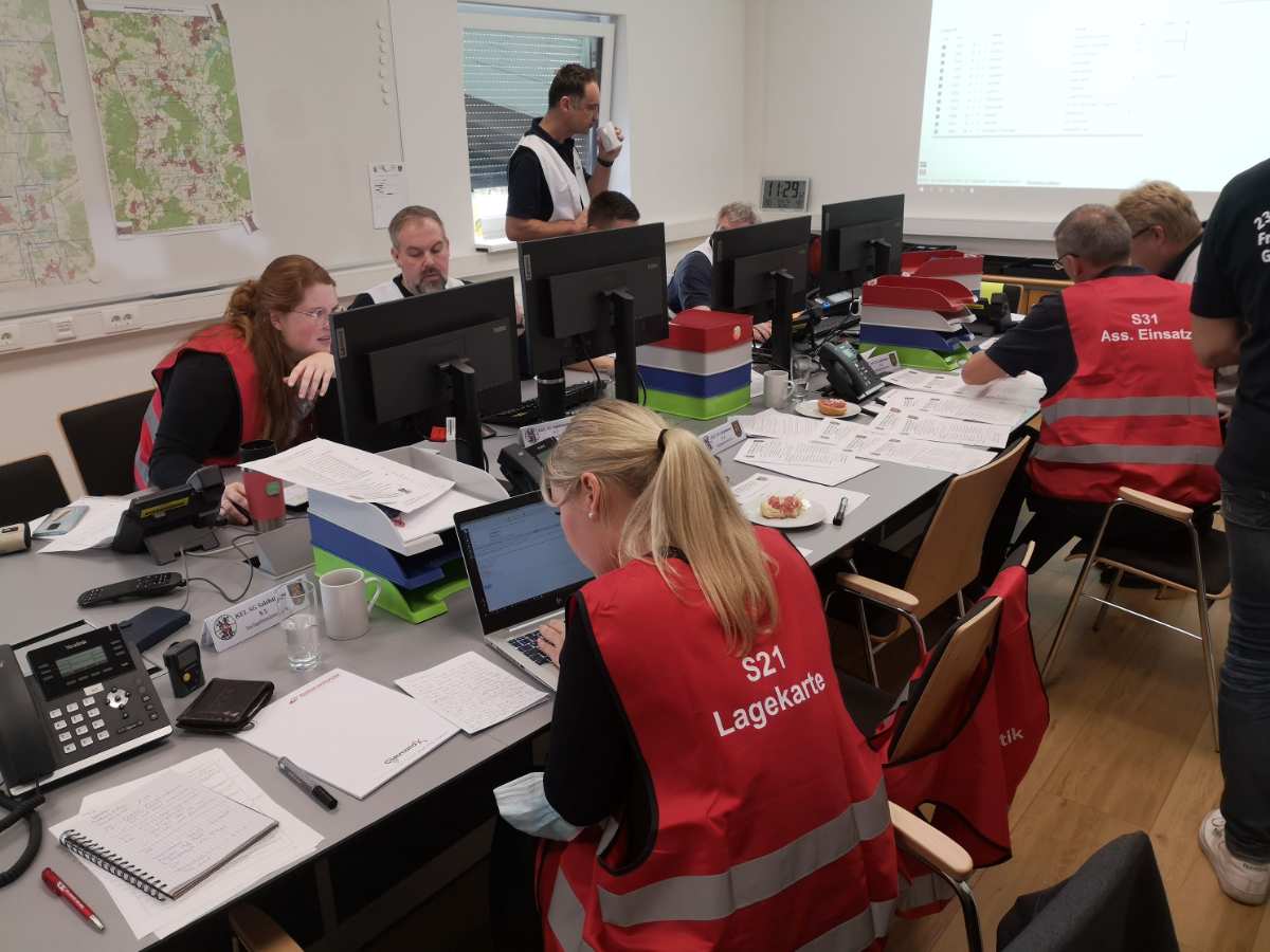 Feuerwehr und Leitstelle üben für Großschadenlage