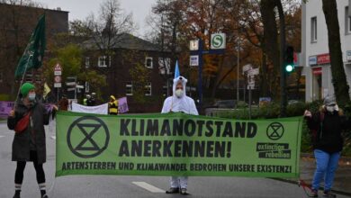 Umweltschützer blockieren Kreuzung in Heimfeld für Autofahrer