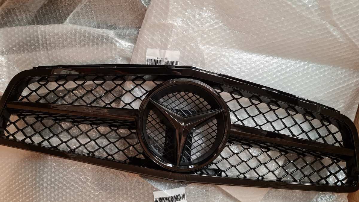 Zoll vernichtet gefälschte Autoteile - Nachgemachte Audi- und Mercedes-Kühlergrills sichergestellt
