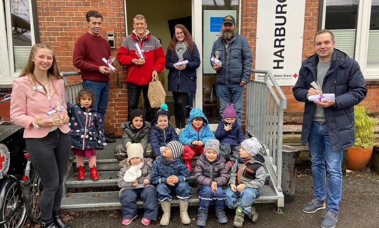 Kita-Kinder besuchen obdachlose Gäste des Harburg-Huus