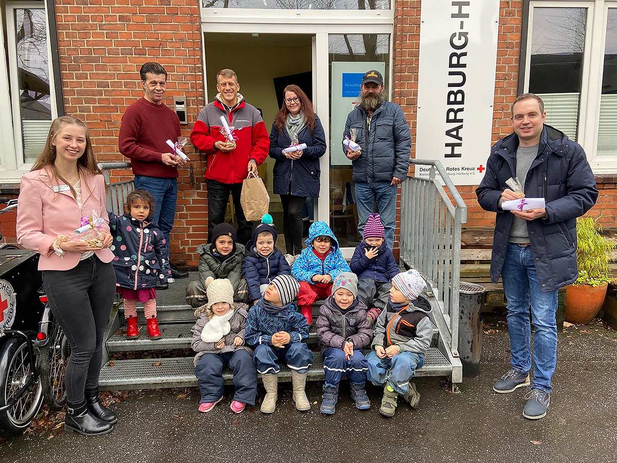 Kita-Kinder besuchen obdachlose Gäste des Harburg-Huus 1 Kita-Kinder besuchen obdachlose Gäste des Harburg-Huus