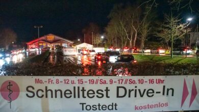 Hunderte warten vor Corona-Test-Drive-In und blockieren Bundesstraße