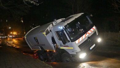 Kehrfahrzeug bricht in unterspülte Fahrbahn ein