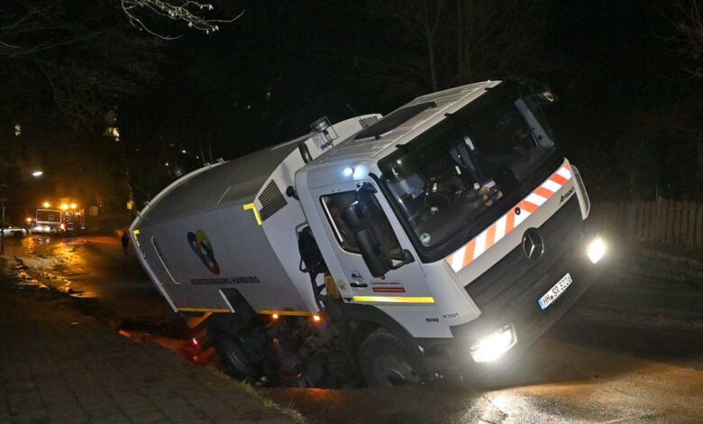 Kehrfahrzeug bricht in unterspülte Fahrbahn ein