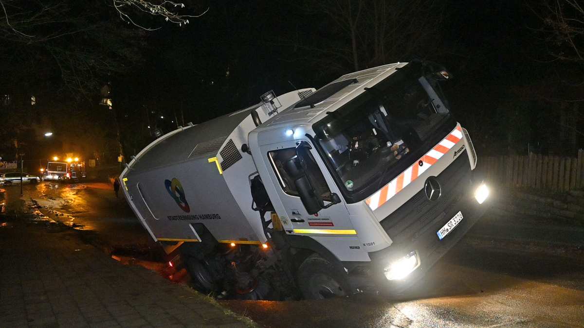 Kehrfahrzeug bricht in unterspülte Fahrbahn ein 1 Kehrfahrzeug bricht in unterspülte Fahrbahn ein
