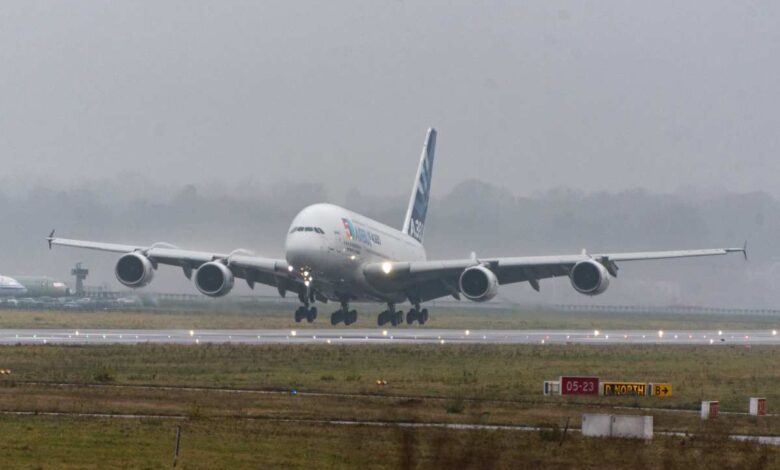 Erstgebauter Airbus A380 Prototyp landet in Finkenwerder