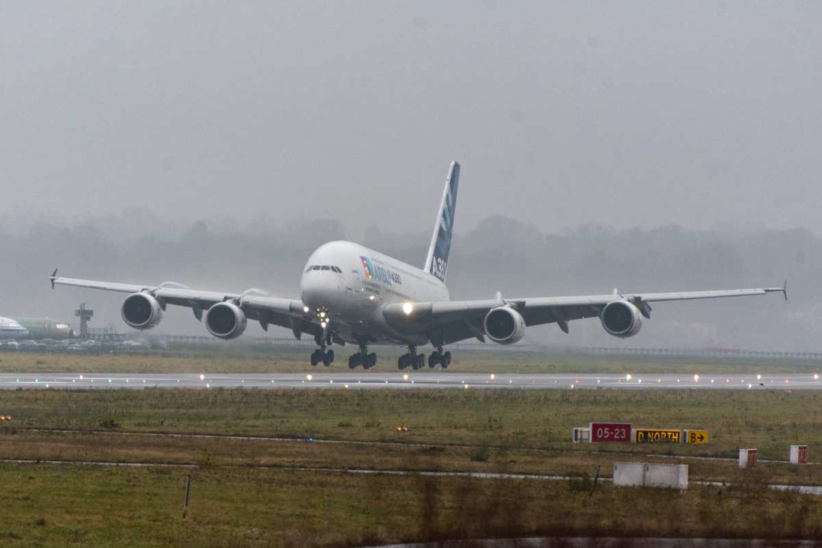 Erstgebauter Airbus A380 Prototyp landet in Finkenwerder