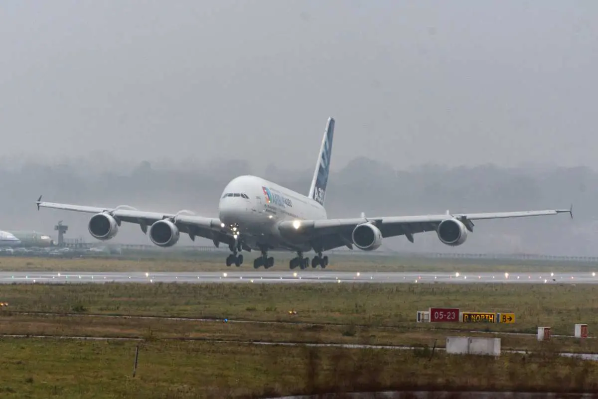 Erstgebauter Airbus A380 Prototyp landet in Finkenwerder