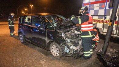 Kleinwagen fährt gegen Ampelmast 12 Kleinwagen fährt gegen Ampelmast