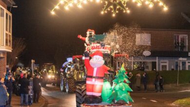 Weihnachtlich geschmückte Traktoren auf Lichterfahrt