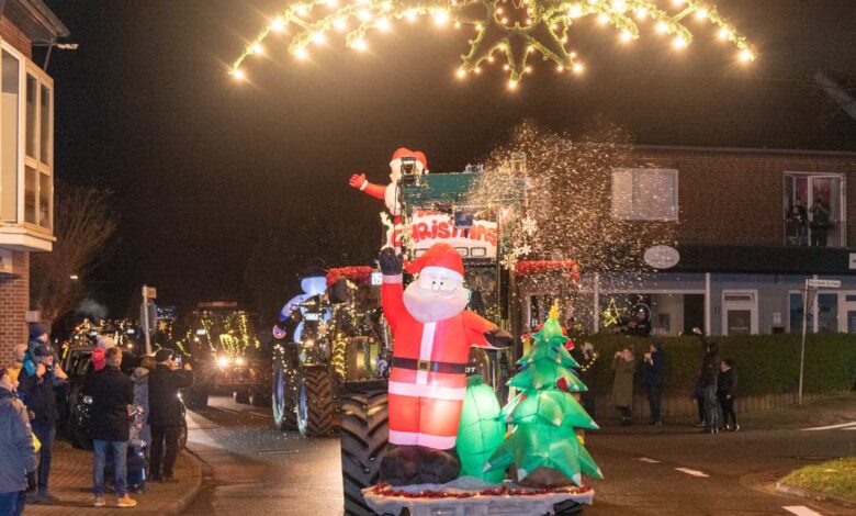 Weihnachtlich geschmückte Traktoren auf Lichterfahrt