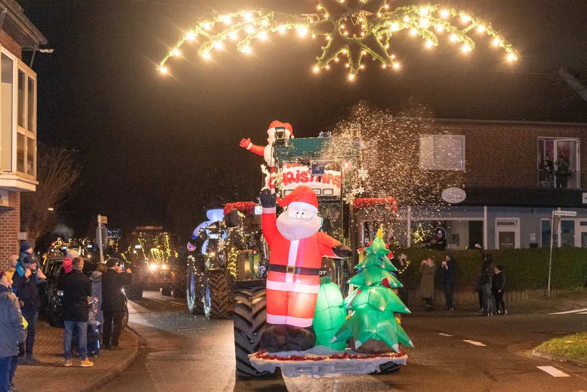 Weihnachtlich geschmückte Traktoren auf Lichterfahrt 2 Weihnachtlich geschmückte Traktoren auf Lichterfahrt