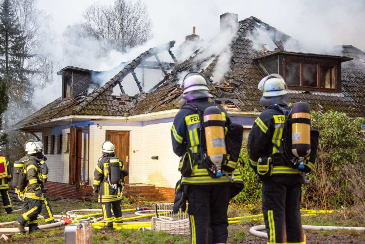 Dachstuhl eines verlassenen Einfamilienhauses brennt