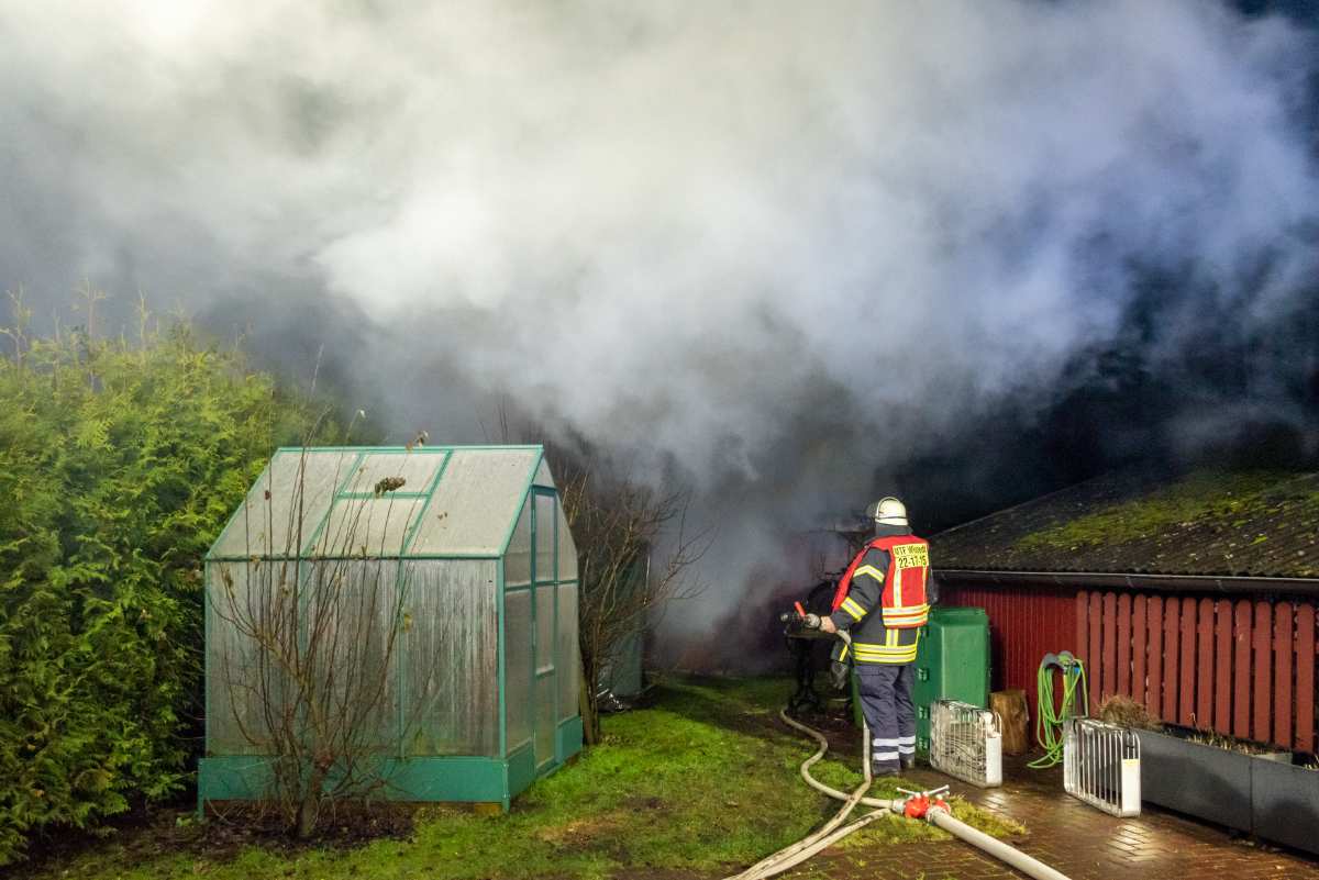 Werkstatt-Schuppen wird durch Feuer zerstört