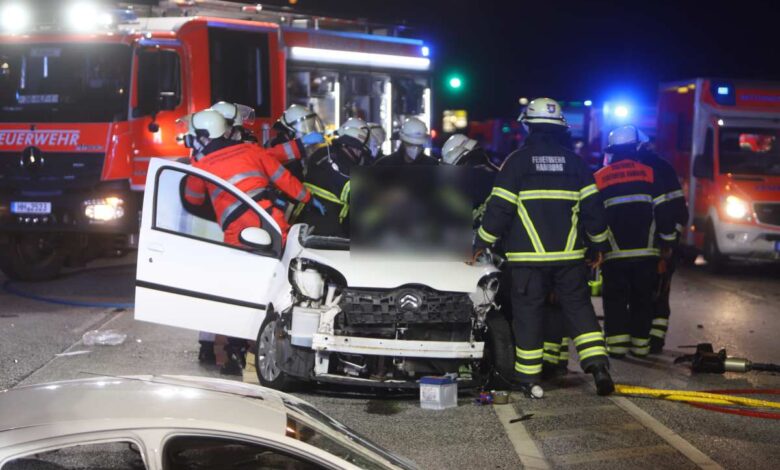 Schwerer Verkehrsunfall auf der Cuxhavener Straße in Hausbruch