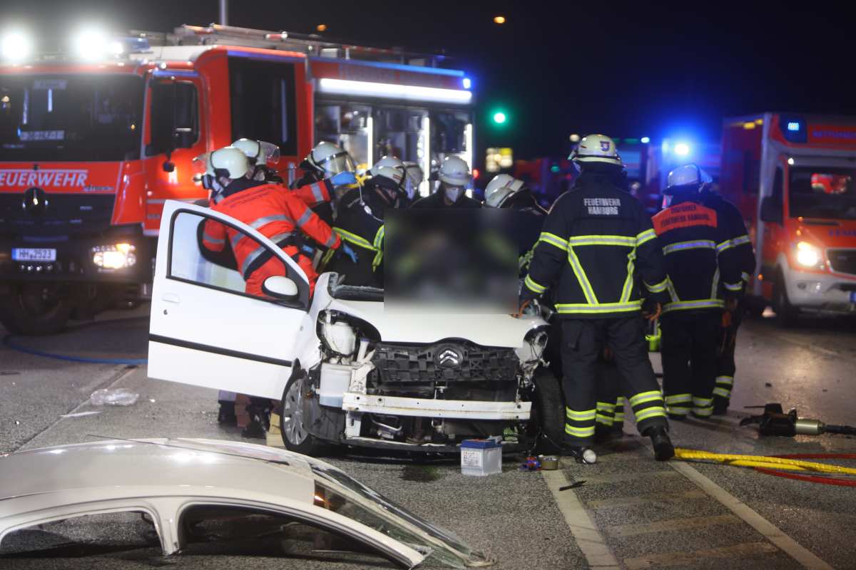 Schwerer Verkehrsunfall auf der Cuxhavener Straße in Hausbruch 1 Schwerer Verkehrsunfall auf der Cuxhavener Straße in Hausbruch