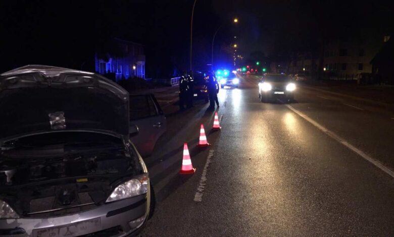 Offenbar betrunkener Fahrer flüchtet torkelnd vom Unfallort