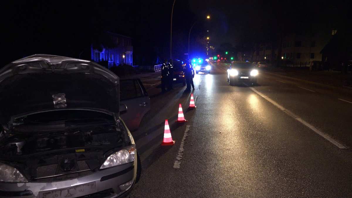 Offenbar betrunkener Fahrer flüchtet torkelnd vom Unfallort 1 Offenbar betrunkener Fahrer flüchtet torkelnd vom Unfallort