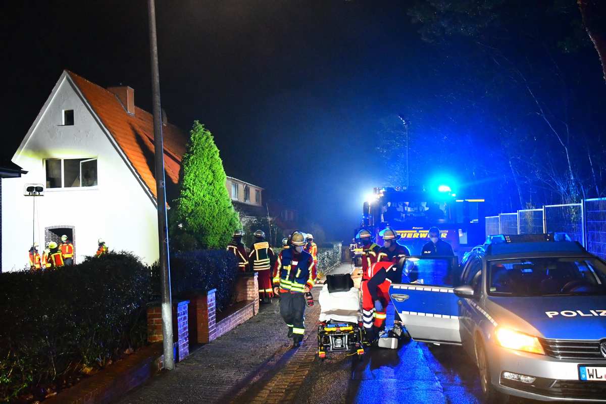 Tannenbaum setzt Wohnung in Brand - Frau schwer verletzt