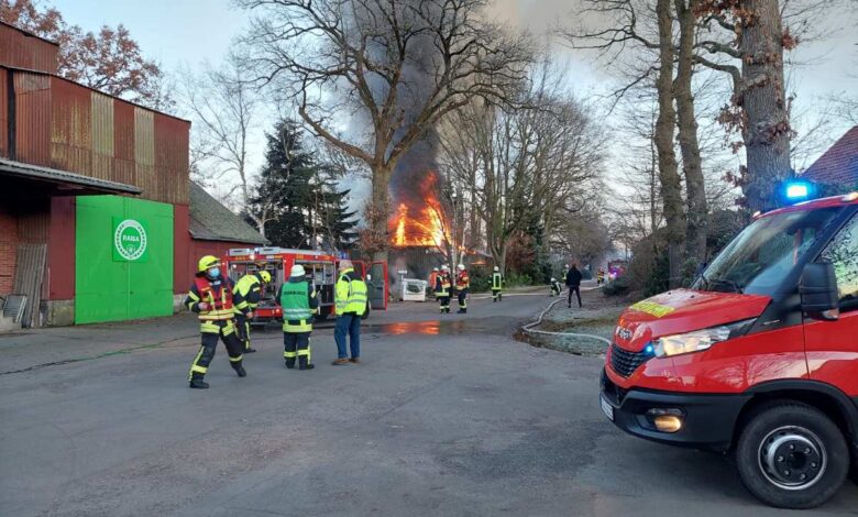Feuer in Wangersen zerstört Scheune mit drei Fahrzeugen und einem Wohnanhänger