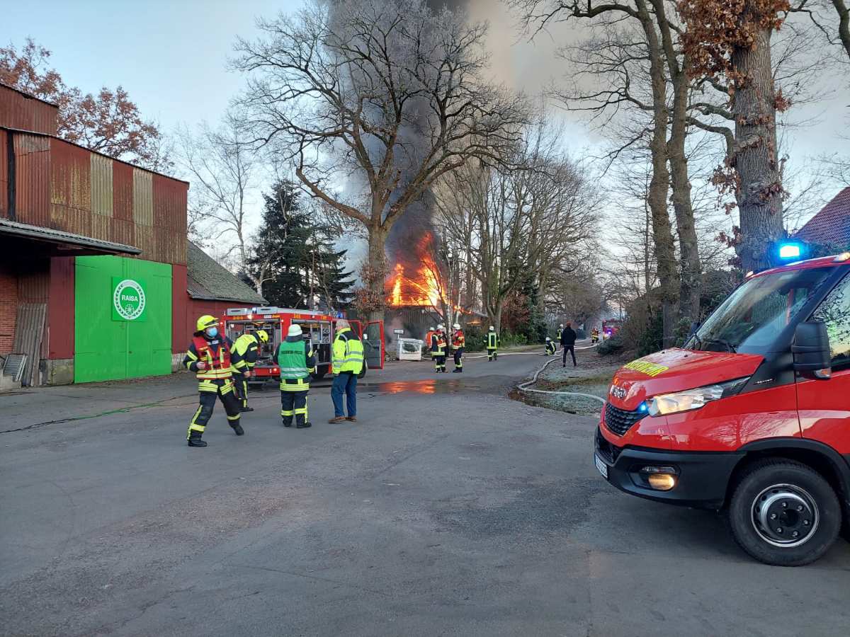 Feuer in Wangersen zerstört Scheune mit drei Fahrzeugen und einem Wohnanhänger 1 Feuer in Wangersen zerstört Scheune mit drei Fahrzeugen und einem Wohnanhänger