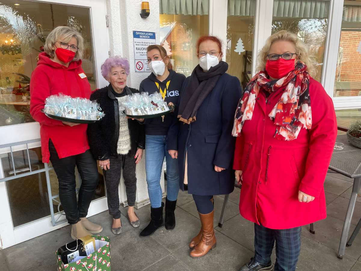 Kinder des Jugendzentrum Village in Maschen beschenken Seniorinnen und Senioren