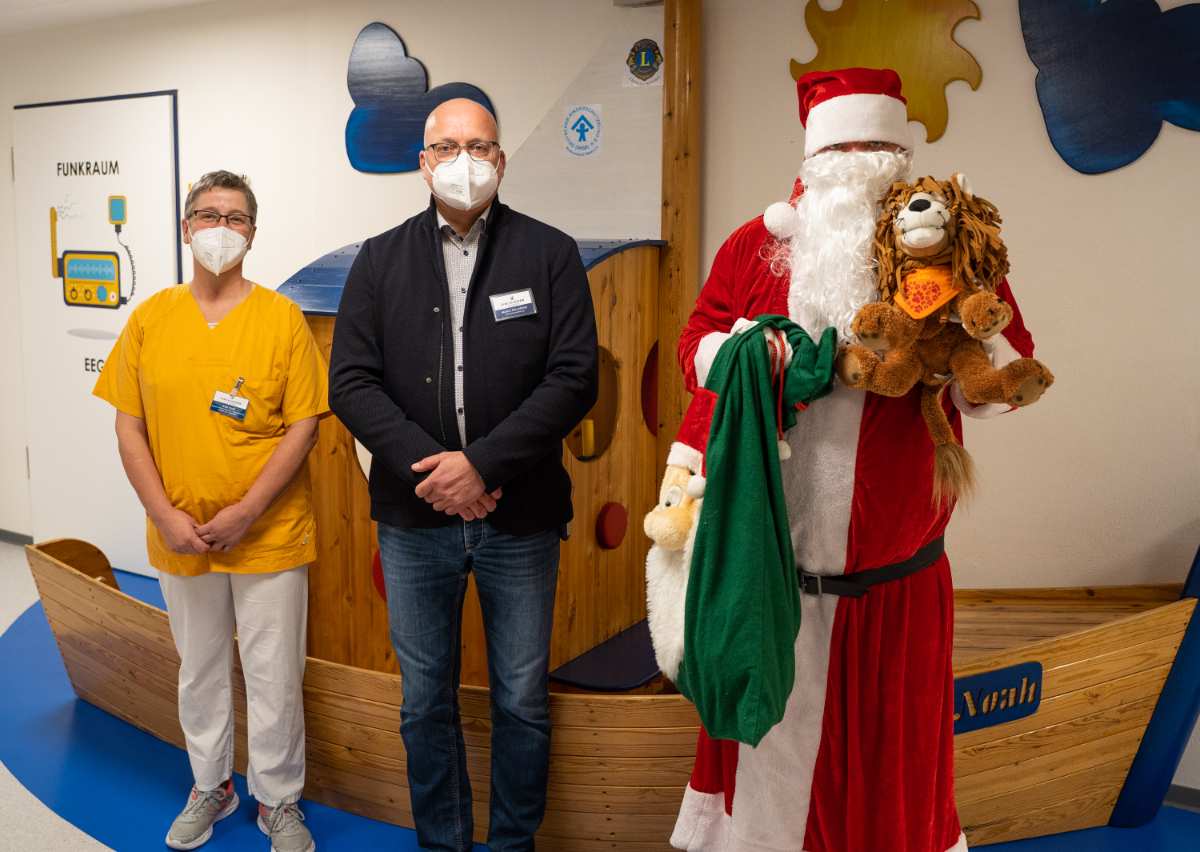 Weihnachtsmann verteilt Geschenke in der Stader Kinderklinik