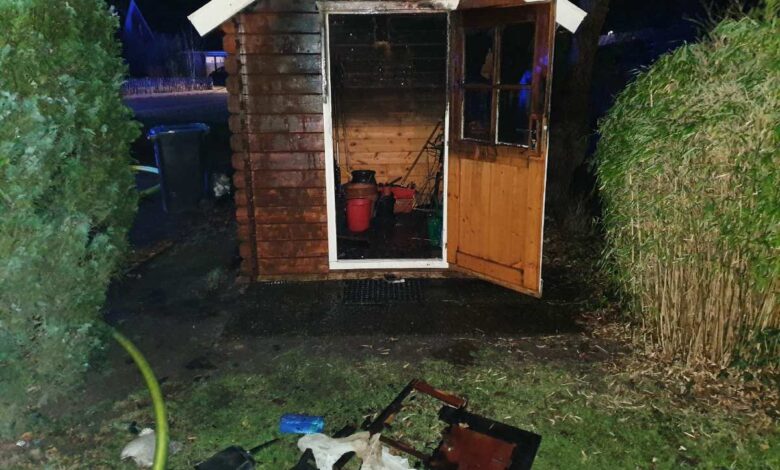 Jugendliche böllern Gartenhaus in Brand