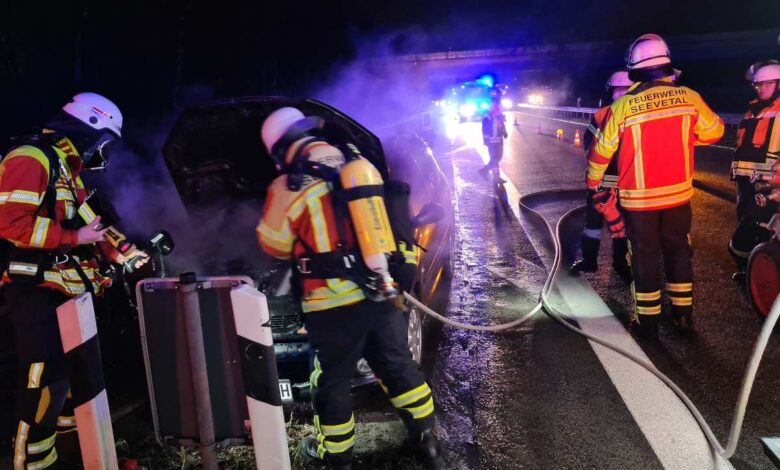 PKW brannte auf der A1 im Maschener Kreuz