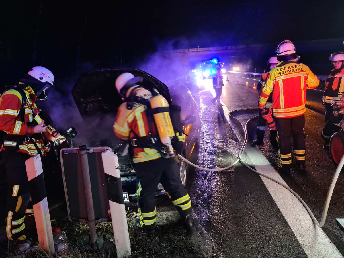 PKW brannte auf der A1 im Maschener Kreuz